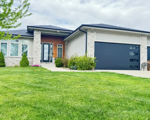 Convenient functional quiet 5 bedroom 3 bath home in Clive. Hotels in Clive