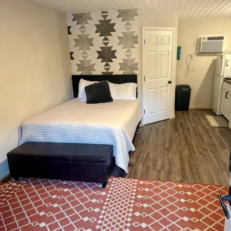 Pet friendly cabin in quiet Plainview with WiFi, AC