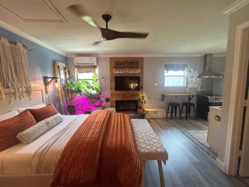 The Garage Suite – Eclectic Chic Studio in the Heart of Plano - Homestays