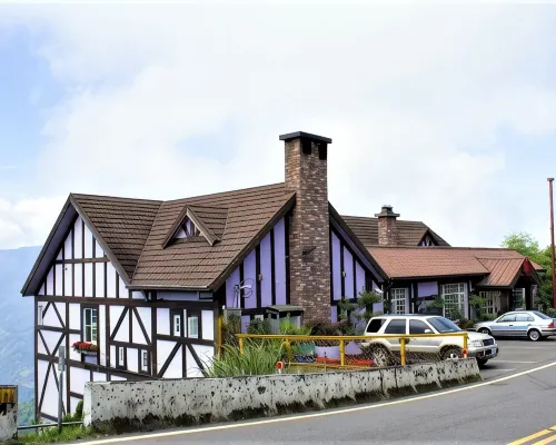 Maple Leaf Holiday Villa Hotels near Cingjing
