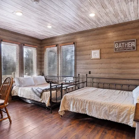 Ranch Cabin w/Hot Tub. Communal Sleeping 2 Queen + Full Trundle