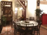 Red Inn Court - Losmen