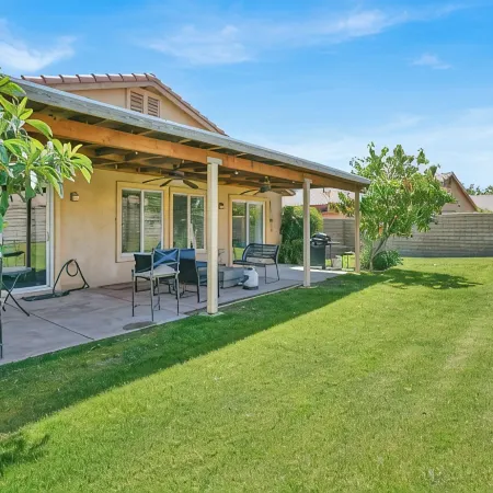 CASA AZUL 3-bedroom house in delightful Indio with WiFi, hot tub, golf course