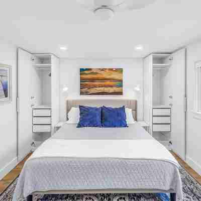 Newly Renovated Beachfront Condo with Amazing Sunsets from your Balcony! Rooms