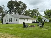 Charming 2-bedroom house on 1+ acres in West Paducah with Patio, Firepit & Wifi - 3つ星
