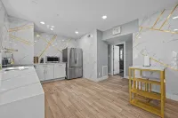 Chic & Stylish 2-Bedroom Apartment with Free Parking - Condos