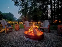 Charming Lake Cottage - 3 Bedrooms, Hot Tub, Sauna, Large Yard Hotels in Chikaming Township