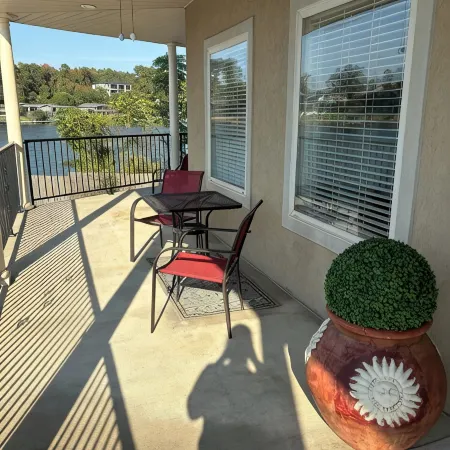 Lakefront home away from home!