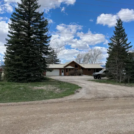 Charming 3-bedroom cabin in Victor only 25 miles from Jackson Hole, pet friendly