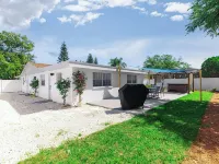 3B/2BA, oasis backyard/Hot tub, quiet neighborhood, ready for snowbirds too! Hotels in Apollo Beach