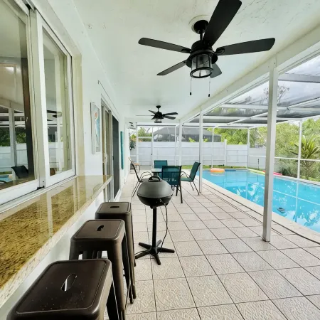 Sunrise Family Haven: Private Pool & Scenic Vistas