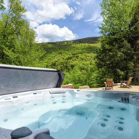 NEW Cozy 4-bedroom cabin with AC, WiFi, Hot Tub and Fire Place!