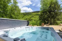 NEW Cozy 4-bedroom cabin with AC, WiFi, Hot Tub and Fire Place! - Hytter