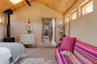 La Biblioteca: Eclectic Cottage in OKeeffe Country - 3-Star