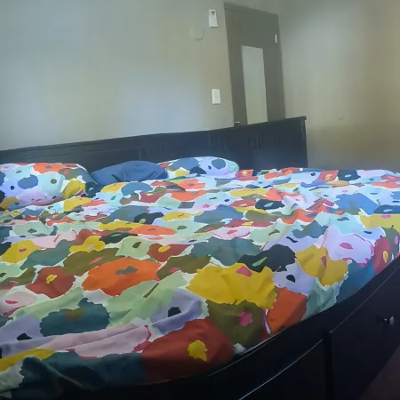Ponderosa patio with AC, WiFi, mins from airport, downtown & arboretum