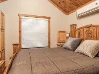 Barnwell Mountain Cabins #1: Cabin/tiny home w/loft in Gilmer across from BMRA Hotels in Upshur County