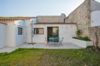 Village house with terrace and small garden in the heart of Saint Pierre d'Oleron - Homestays