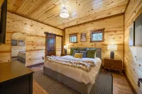 PICKLE & PUTT - Pickleball + Mini Golf + Games + Hot Tub + more - SLEEPS 22 - Chalets