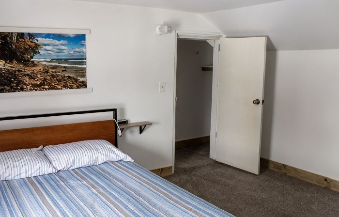 The Sunny Side! Convenient and Sleeps 6!
