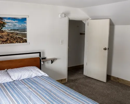 The Sunny Side! Convenient and Sleeps 6! Hotels in Calumet