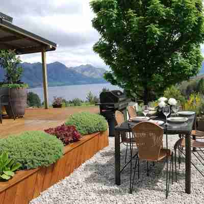 Cute Cottage with Hot Tub & Uninterrupted Lake Views Hotel Exterior