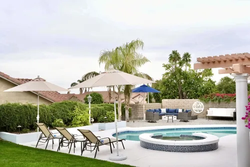 Coastal Chic 3 Bdrm House w/ Brand New SALTWATER Pool - Walk to Tennis Garden - Wifi