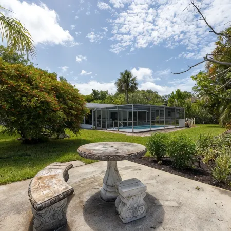 Gorgeous beach house on Venice Island, heated pool, min away from private beach!