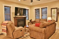 Walk to Train! Pet-Friendly Townhome! - 3 stjerner