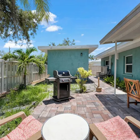 Beautiful Nokomis Beach Cottage. Walk to Beach w/Tranquil & Private Patio