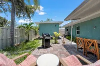 Beautiful Nokomis Beach Cottage. Walk to Beach w/Tranquil & Private Patio
