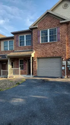 Creekside Orchards Townhome in the Heart of Chambersburg! - WiFi