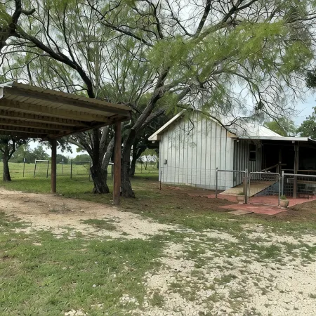 Cozy cabin in Glen Rose with AC, WiFi, Close to all major attractions!