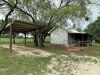 Cozy cabin in Glen Rose with AC, WiFi, Close to all major attractions! - 2-Star