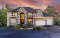 Huge Luxury Home with huge Deck near Powell Butte Park