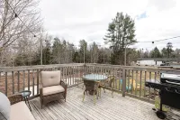 Artistic Getaway Near Halifax | King Bed, Spacious Deck & Fire Pit - บังกะโล