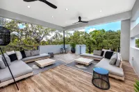 New modern home with salt water heated pool located minutes from SiestaKey Beach - สระว่ายน้ำส่วนตัว