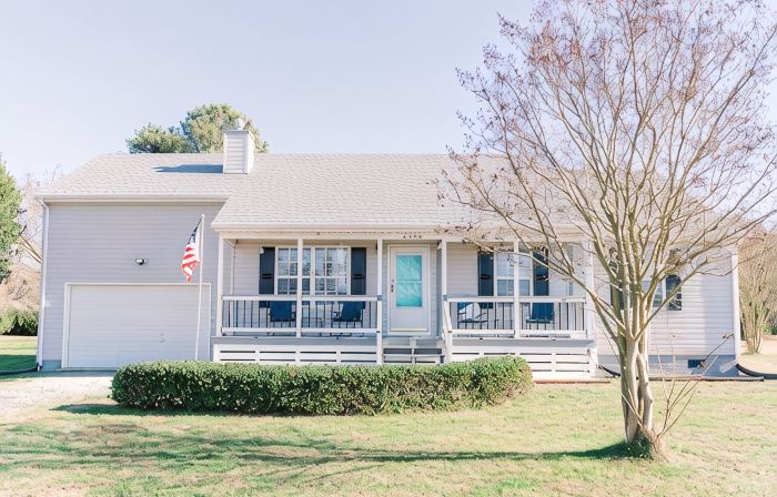 Newly Renovated, 4Bd 2 BA, 1 Full Acre, Sleeps 8, and is Pet Friendly.