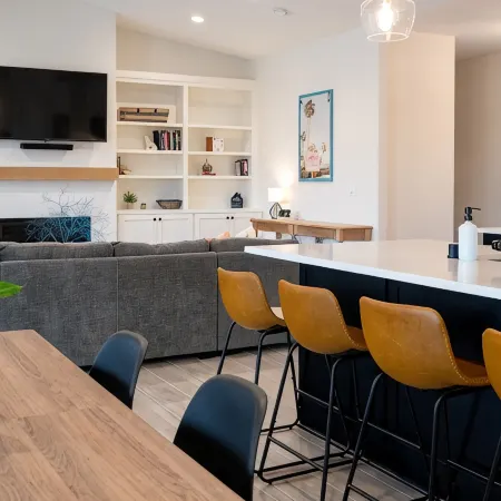 Modern desert retreat with heated/cooled pool - 2.5 hrs away from Seattle