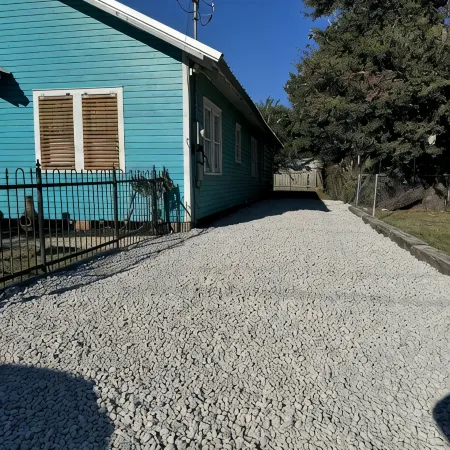 Neon Moon ...Spacious 5-bedroom house steps from Campus and Downtown Lafayette