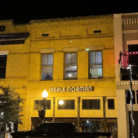 The Brick Street Suite, high ceilings, historic brick street location