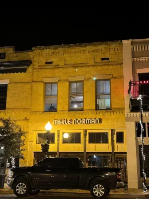 The Brick Street Suite, high ceilings, historic brick street location - Homestays