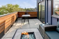 Hot Tub and Rooftop Patio- Walk to Downtown!