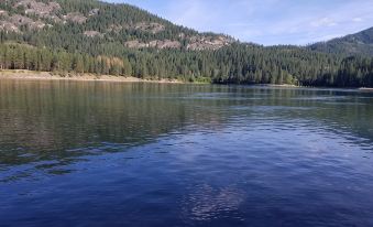 Majestic Mountain Paradise on the Mighty Columbia River