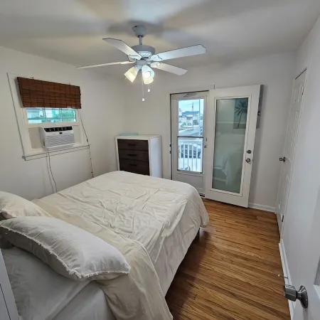 One block from the beach!  Cozy beach condo near restaurants and shopping. Отели в г. Бригантин