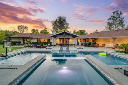 Private gated home, pool/hot tub, bbq, beach, families, summer vacation.