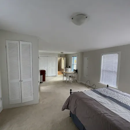 Spacious 2 Bedroom Apartment-Just Steps to Thames St & Waterfront!