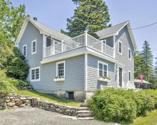 Sunset House: Rustic Maine Cottage Perched High Above Fishing Village with Harbor Views Hotels in Saint George