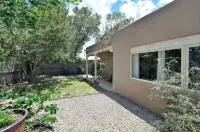 Casa de La Luz - 2 Br/2 BA Charming Santa Fe Home-1.6 Mile to Plaza-Pet Friendly - Jacuzzi