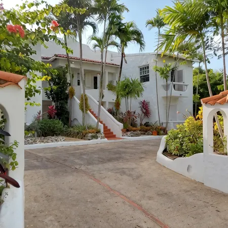 Large Secure 2 Bedroom Apartment with large pool steps to Mullins Beach