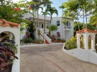Large Secure 2 Bedroom Apartment with large pool steps to Mullins Beach Ξενοδοχεία στην πόλη 